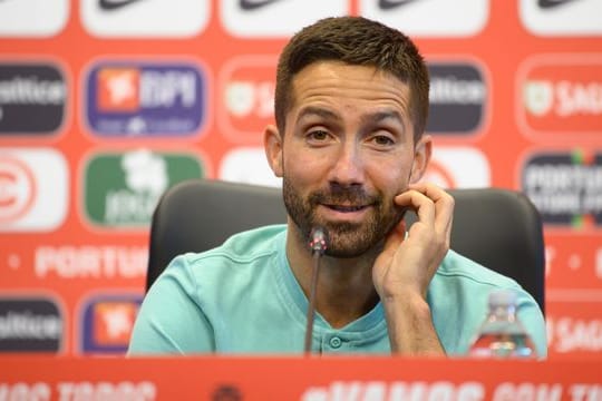 Joao Moutinho sitzt bei der Pressekonferenz im Team-Camp Portugals auf dem Podium.