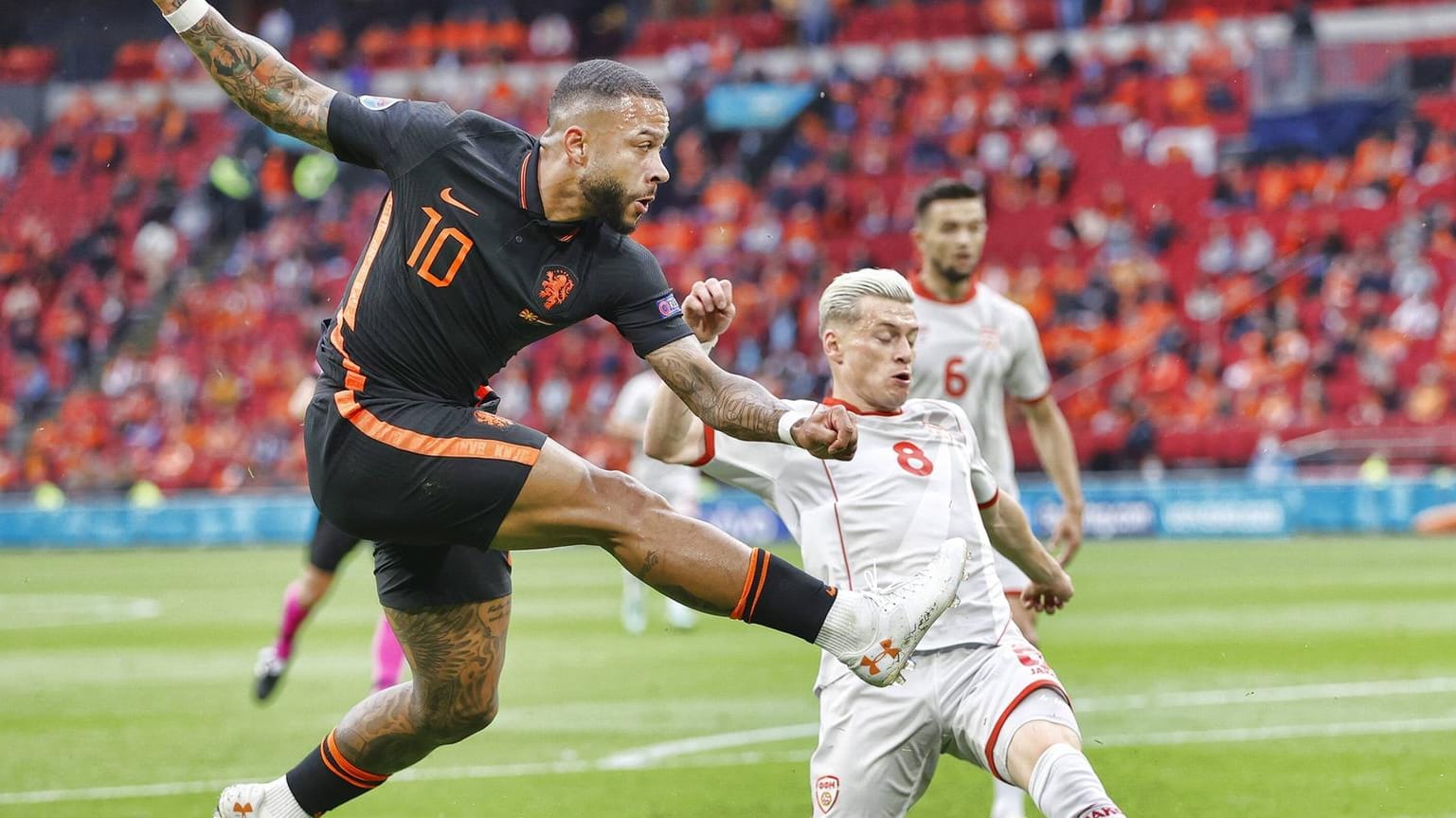 Memphis Depay (l.) schließt ab: Der Niederländer traf zur Führung.