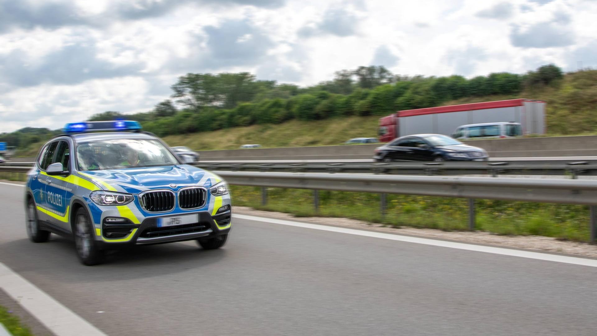 Ein Streifenwagen der Autobahnpolizei (Symbolbild): Die Beamten hatten Mühe, die Frau aufzuwecken. Ein Streifenwagen der Autobahnpolizei (Symbolbild): Die Beamten hatten Mühe, die Frau aufzuwecken.