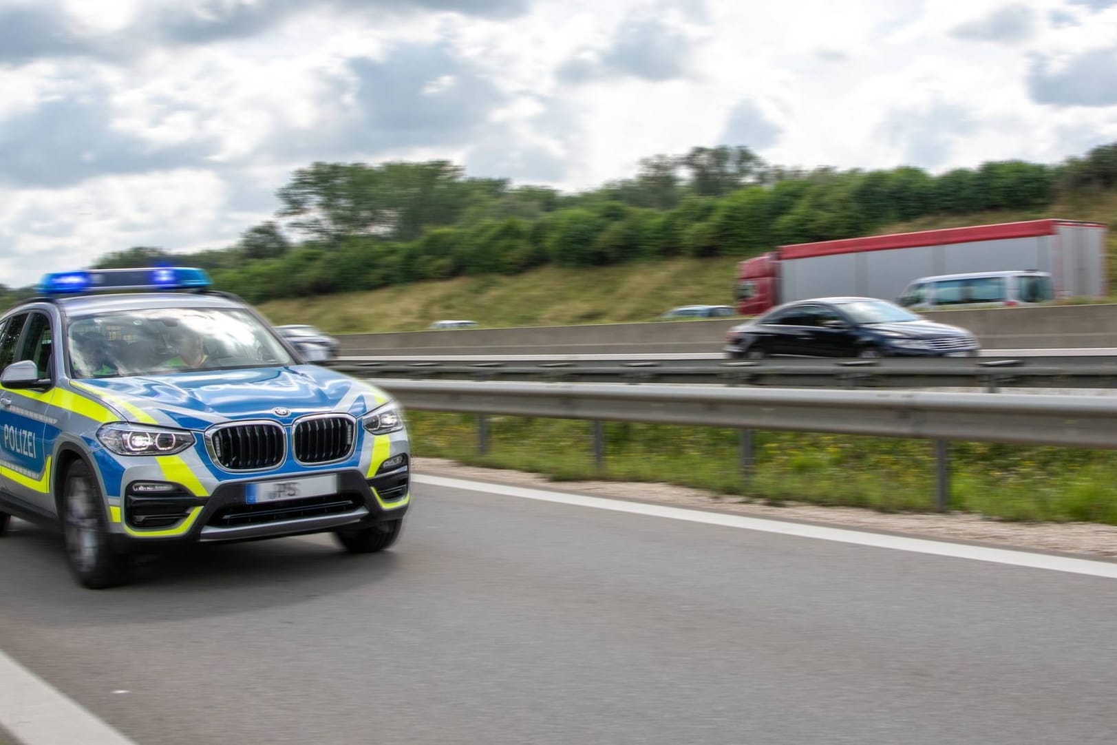 Ein Streifenwagen der Autobahnpolizei (Symbolbild): Die Beamten hatten Mühe, die Frau aufzuwecken.