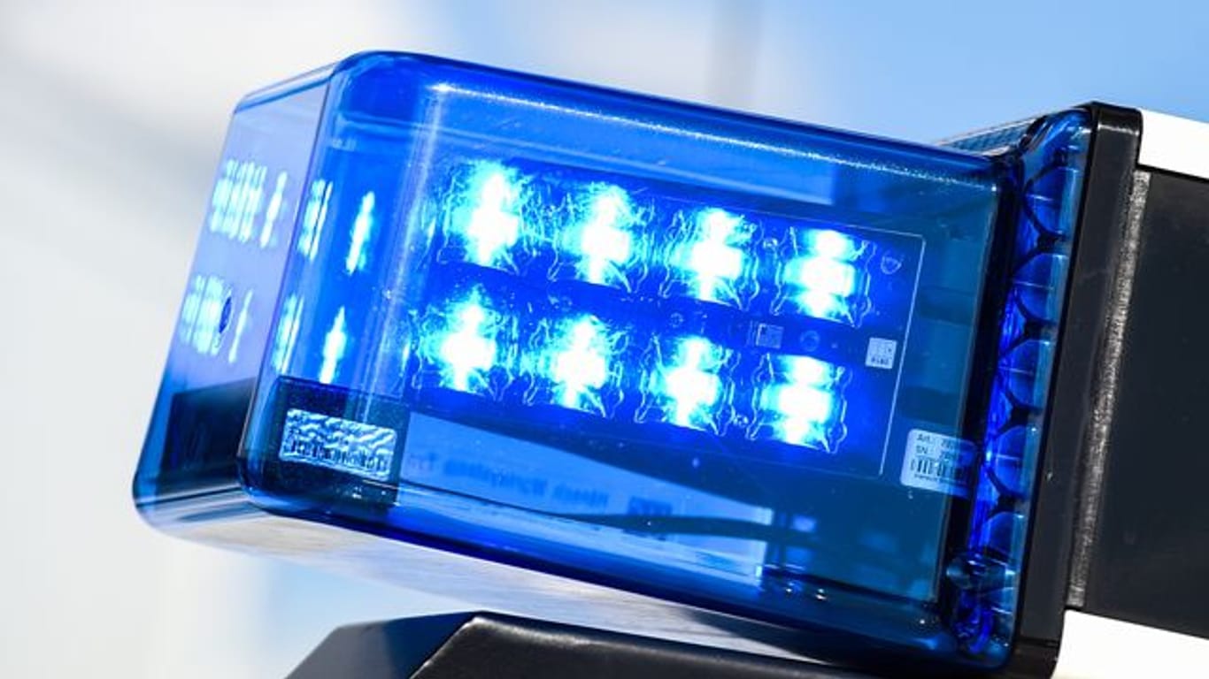 Ein Blaulicht auf dem Dach eines Einsatzfahrzeugs: Ein Mann hat einen Polizisten getreten.