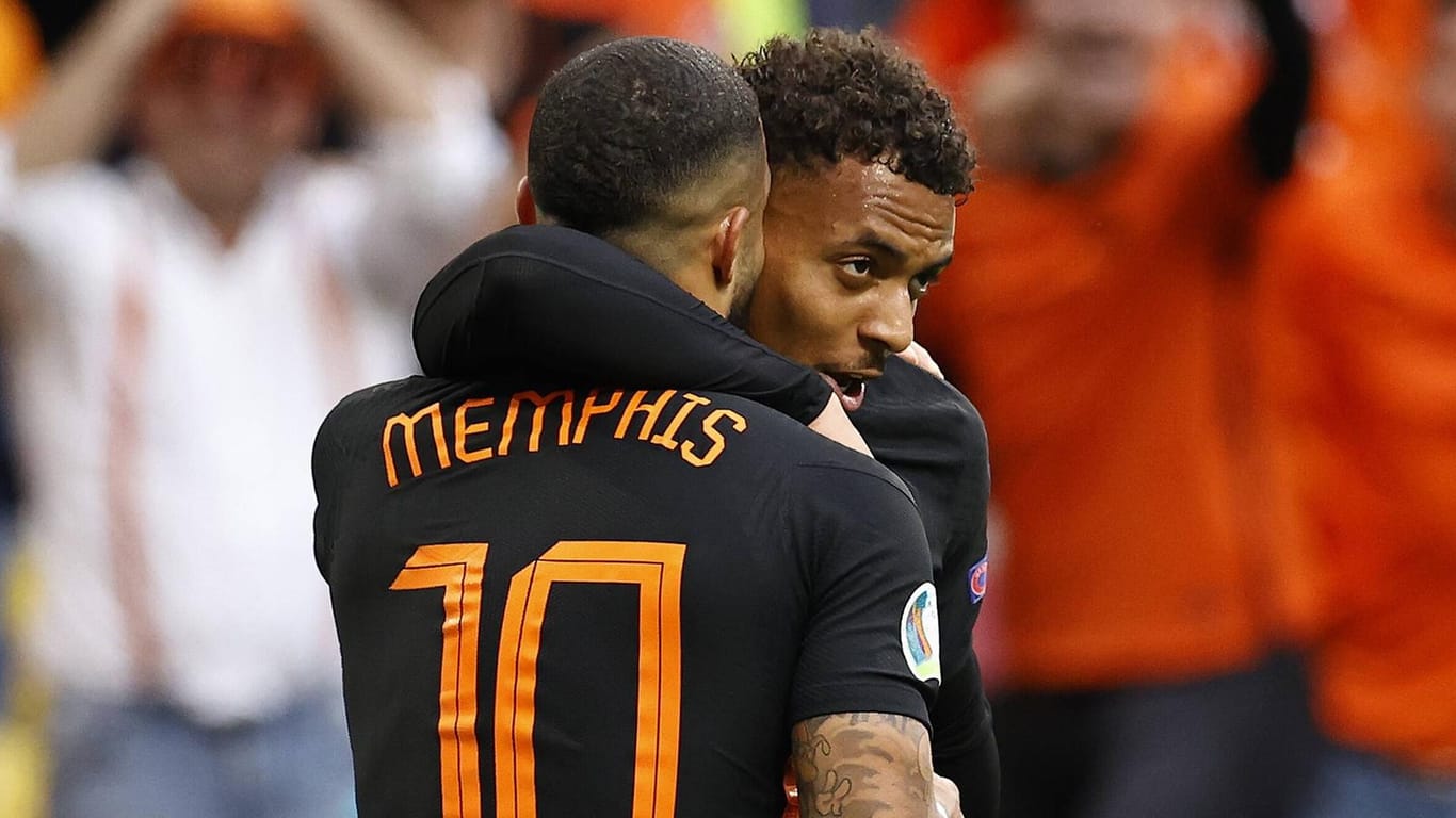 Memphis Depay (l.) umarmt Donyell Malen: Die niederländischen Offensivspieler glänzten gegen Nordmazedonien.