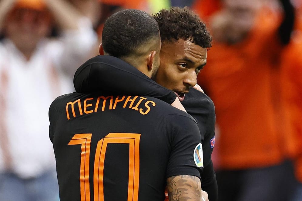 Memphis Depay (l.) umarmt Donyell Malen: Die niederländischen Offensivspieler glänzten gegen Nordmazedonien.