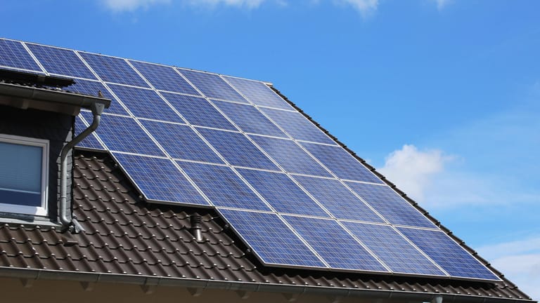 Einfamilienhaus mit Solaranlage bzw. Photovoltaikanlage: Kommunen sollen künftig von Solaranlagen profitieren.