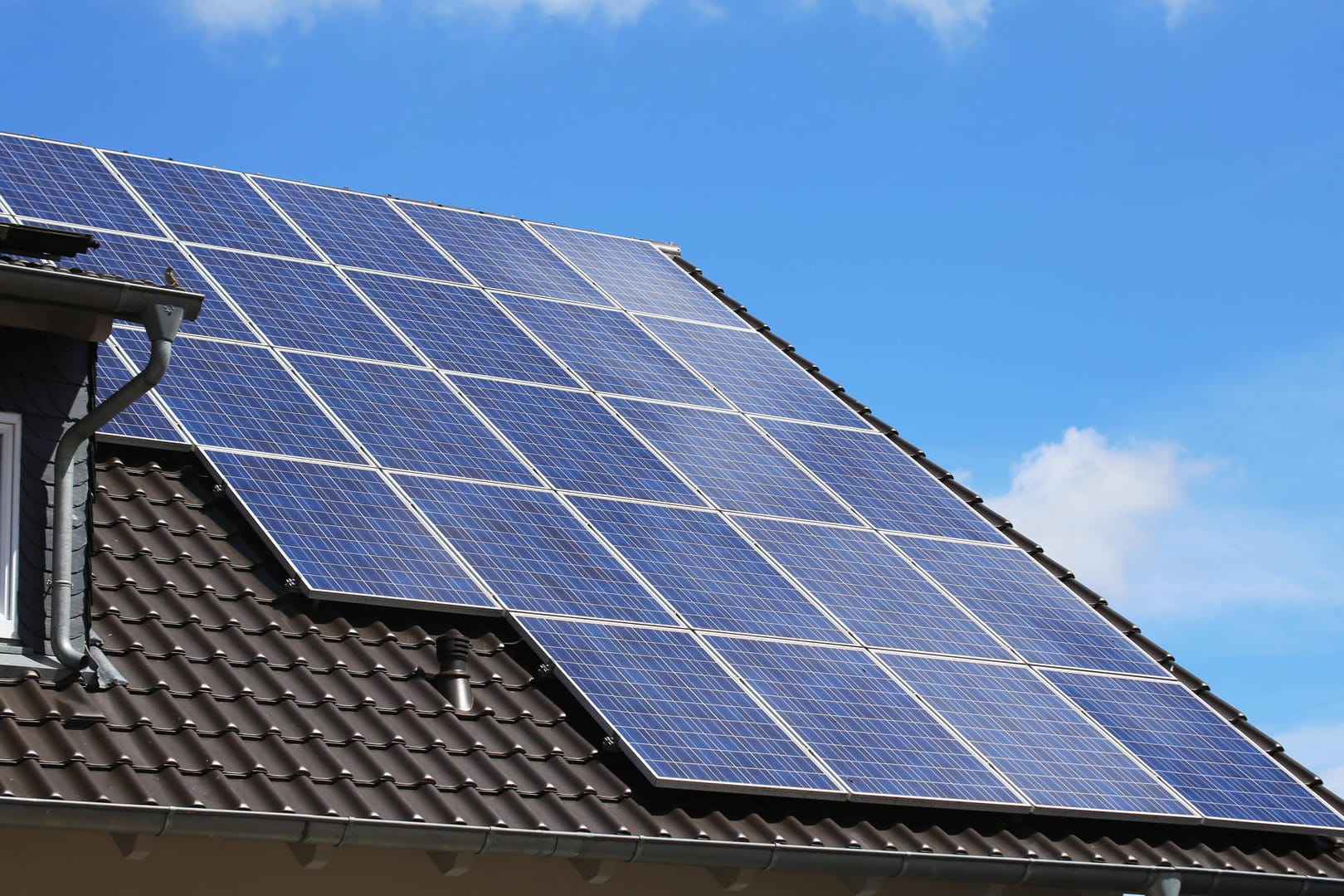 Einfamilienhaus mit Solaranlage bzw. Photovoltaikanlage: Kommunen sollen künftig von Solaranlagen profitieren.