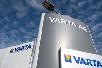 Das Varta-Logo an einem Werk der Varta AG