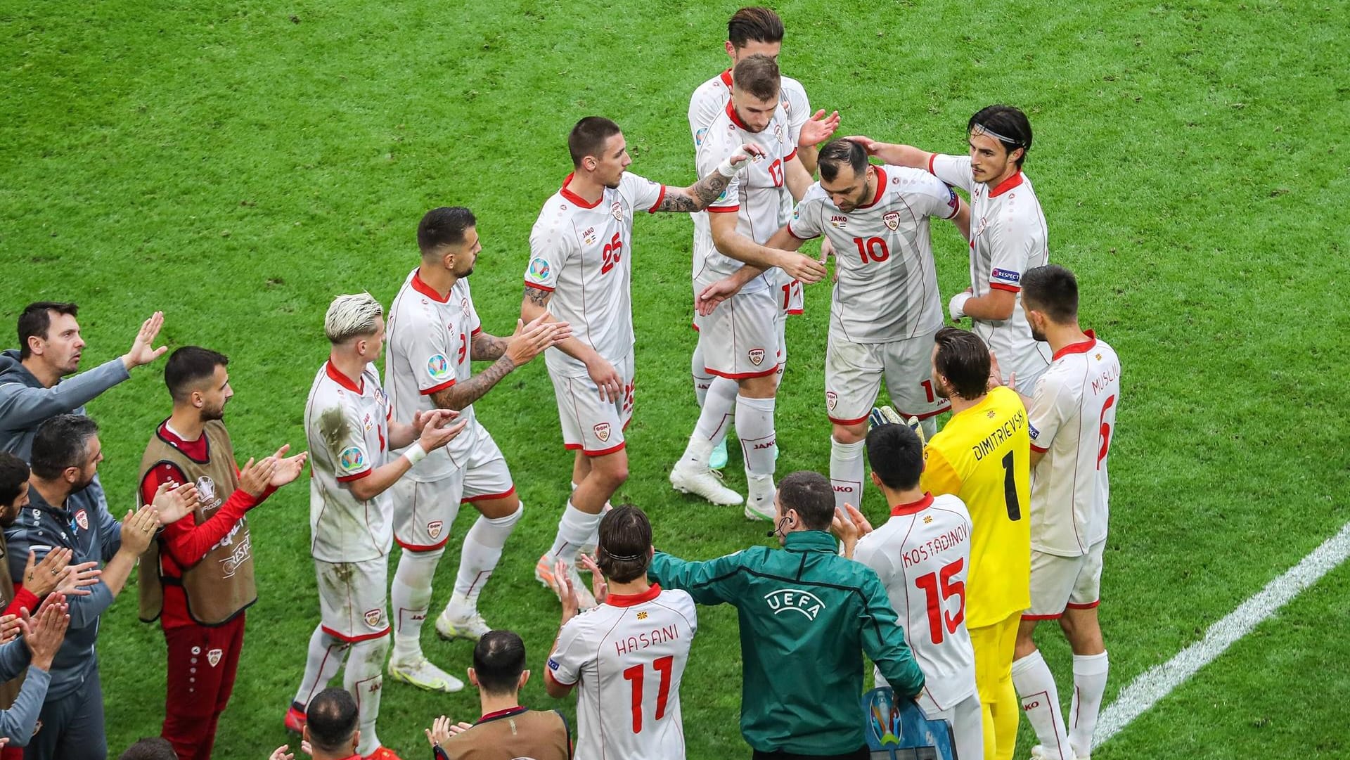 Applaus für eine Legende: Goran Pandev verlässt den Platz bei seiner Auswechslung.