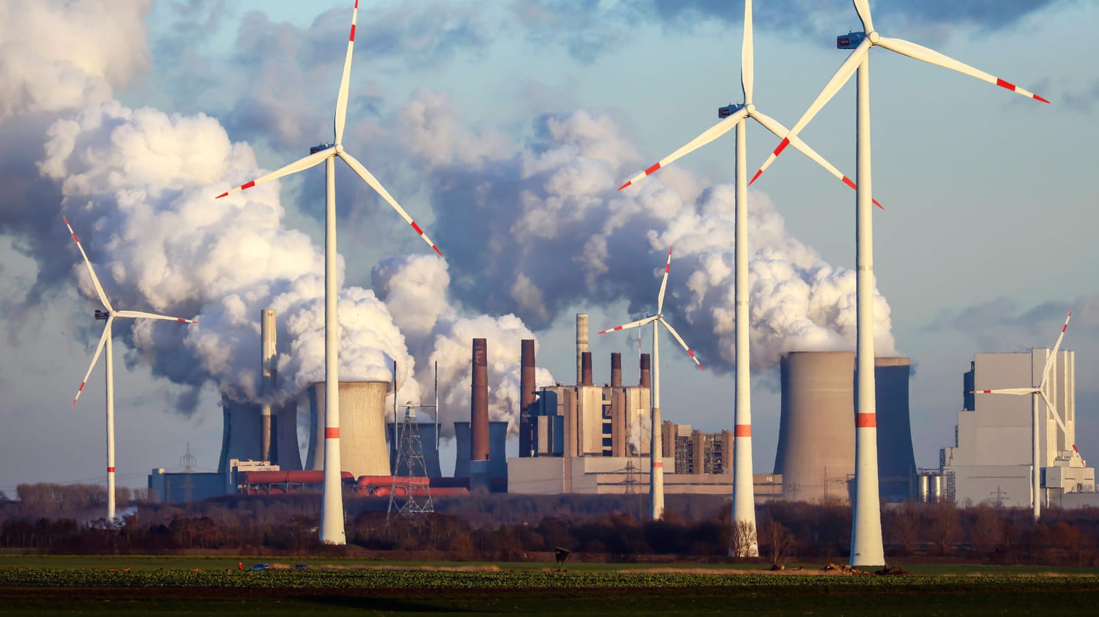 Windräder vor dem RWE-Kraftwerk Neurath am Tagebau Garzweiler: Geht die Energie-Rechnung der EU nicht auf?