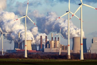 Windräder vor dem RWE-Kraftwerk Neurath am Tagebau Garzweiler: Geht die Energie-Rechnung der EU nicht auf?