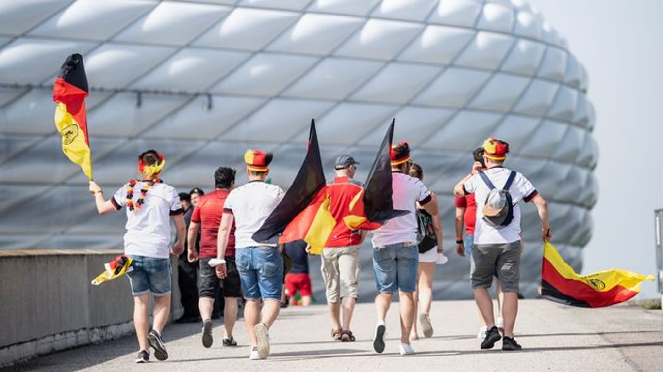Fans der deutschen Nationalmannschaft laufen vor dem Stadion