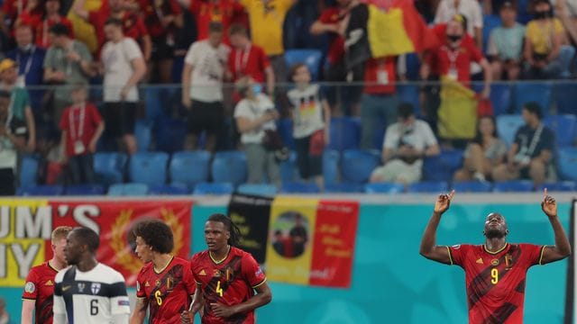 Belgiens Romelu Lukaku (r) feiert das 2:0 gegen Finnland.