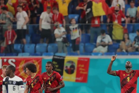 Belgiens Romelu Lukaku (r) feiert das 2:0 gegen Finnland.