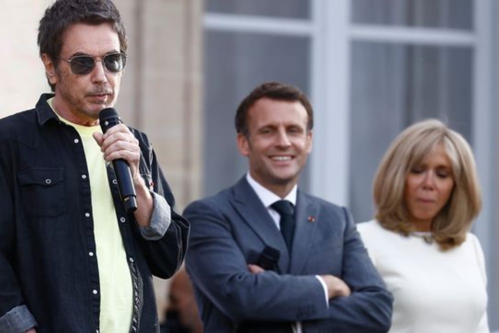 Jean-Michel Jarre (l) spricht vor Staatschef Emmanuel Macron und seiner Frau Brigitte.