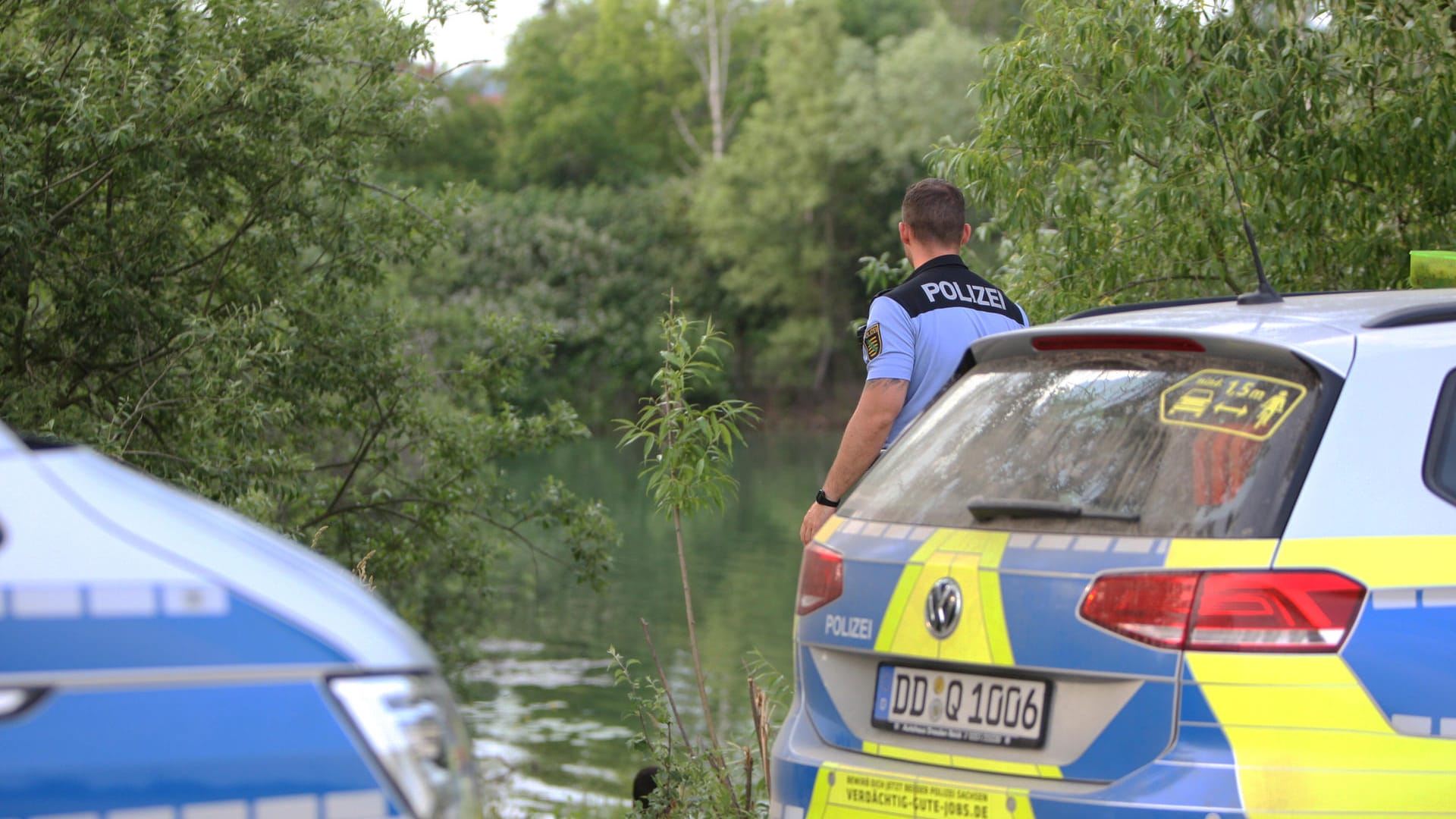 Ein Polizist steht am Kiessee in Dresden (Archivbild): Derzeit kommt es immer wieder zu tödlichen Badeunfällen in Deutschland.