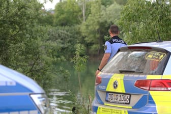 Ein Polizist steht am Kiessee in Dresden (Archivbild): Derzeit kommt es immer wieder zu tödlichen Badeunfällen in Deutschland.