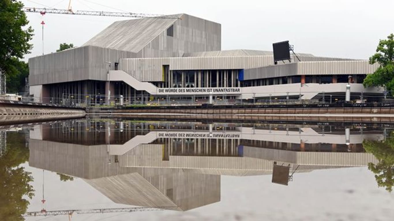 Das Badische Staatstheater in Karlsruhe (Archivbild): Die Sanierung soll fast 600 Millionen Euro kosten.