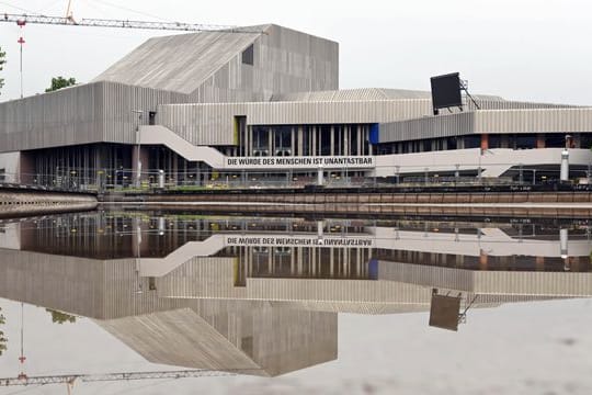 Das Badische Staatstheater in Karlsruhe (Archivbild): Die Sanierung soll fast 600 Millionen Euro kosten.