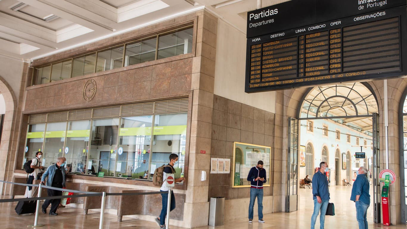 Der Bahnhof Santa Apolonia in Lissabon: In der portugiesische Hauptstadt hat die Ausbreitung der Delta-Variante für einen kurzzeitigen Lockdown gesorgt.