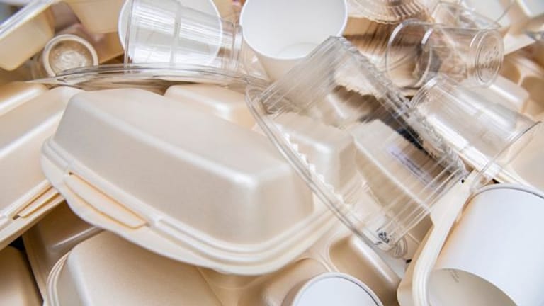 Plastik: Eine EU-Richtlinie soll ab 3. Juli die Herstellung zahlreicher Einwegprodukte verbieten.