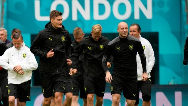 Die Tschechen um Stürmer Patrik Schick (l) bereiten sich auf das Spiel gegen England vor. Die Tschechen um Stürmer Patrik Schick (l) bereiten sich auf das Spiel gegen England vor.