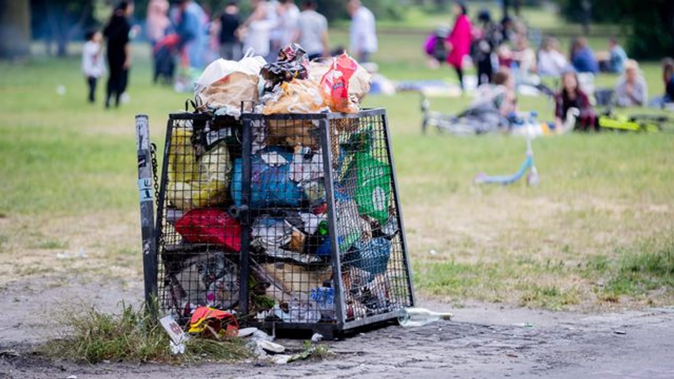 Ein voller Mülleimer im Volkspark Friedrichshain (Symbolbild): Durch die Corona-Pandemie haben sich Berliner mehr in den Parks aufgehalten.