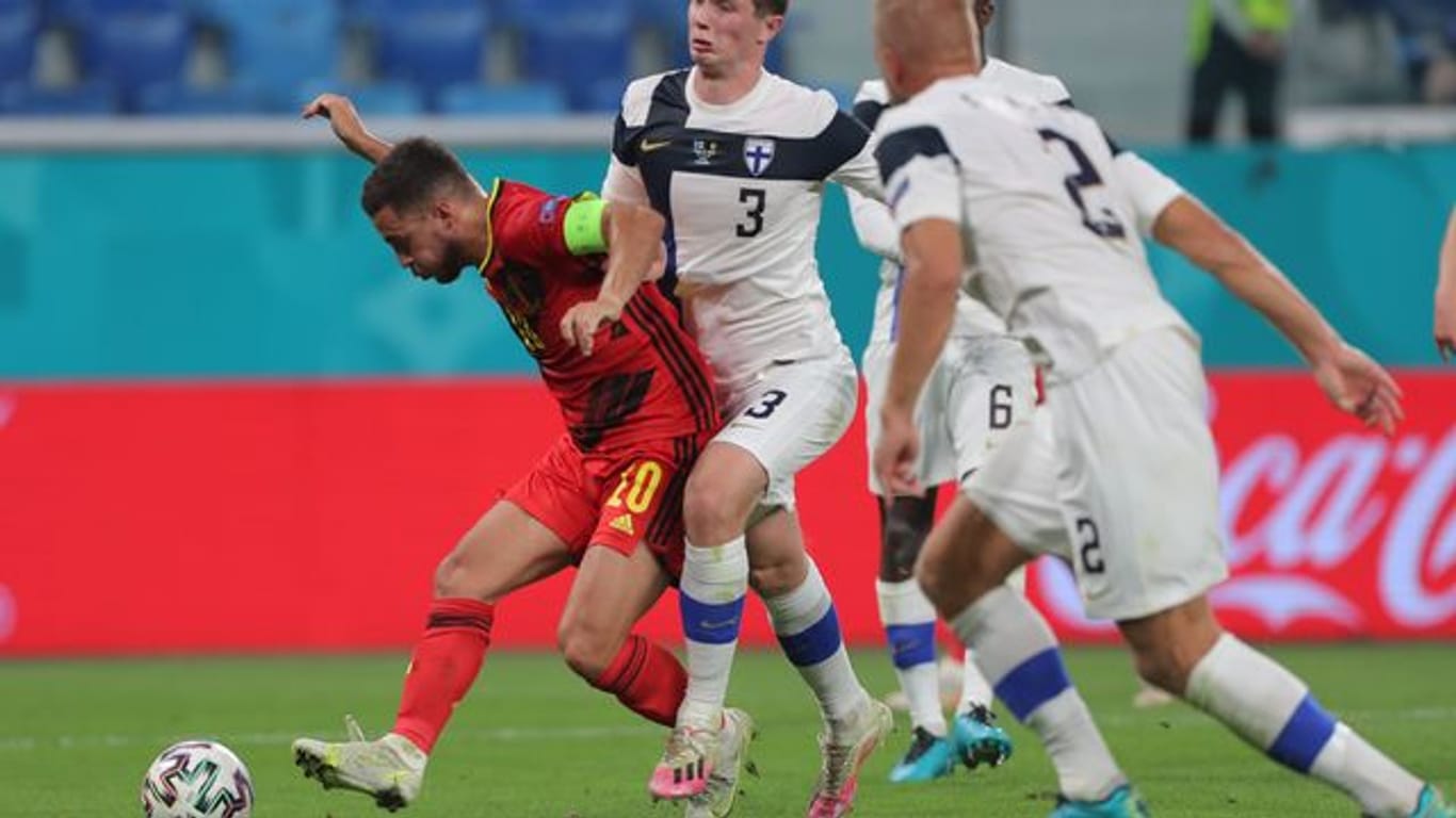 Der Belgier Eden Hazard (l) feierte gegen Finnland sein Startelf-Comeback.