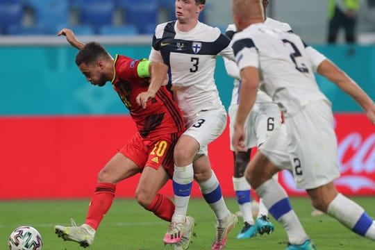 Der Belgier Eden Hazard (l) feierte gegen Finnland sein Startelf-Comeback.