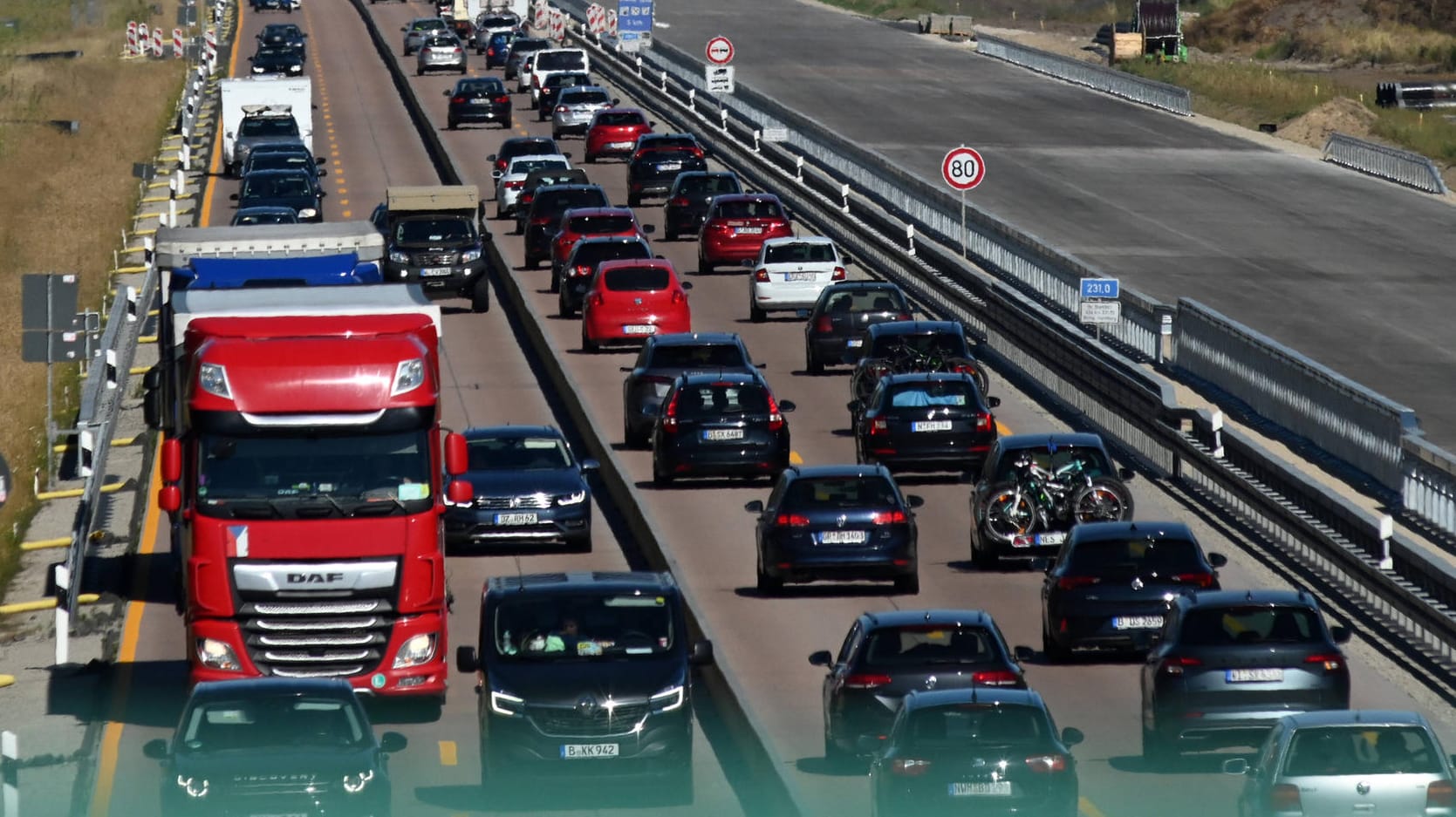 Dichter Verkehr auf der Bundesautobahn 24 bei Kremmen, Landkreis Oberhavel, Brandenburg (Archivbild): Trotz Corona könnte es auf den Autobahnen zum Ferienbeginn voll werden.