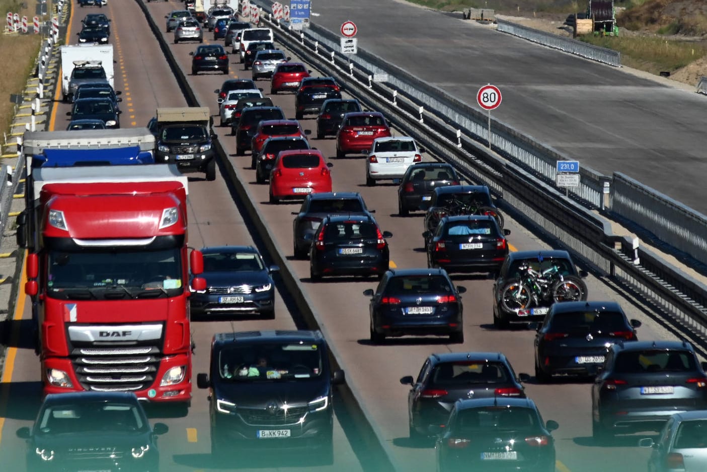 Dichter Verkehr auf der Bundesautobahn 24 bei Kremmen, Landkreis Oberhavel, Brandenburg (Archivbild): Trotz Corona könnte es auf den Autobahnen zum Ferienbeginn voll werden.