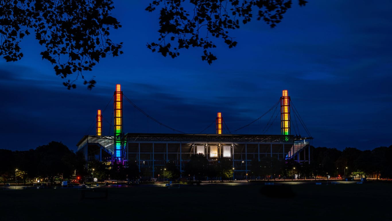 Die Pylone des RheinEnergie-Stadions erleuchten in den bunten Farben eines Regenbogens (Archivbild): So soll die Kölner Spielstätte während des Spiels gegen Ungarn am Mittwochabend aussehen.