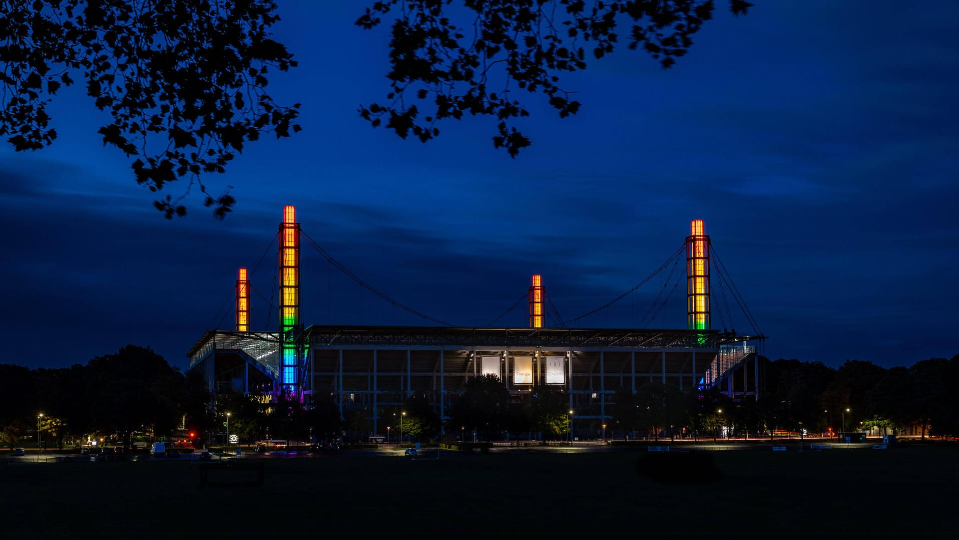 Die Pylone des RheinEnergie-Stadions erleuchten in den bunten Farben eines Regenbogens (Archivbild): So soll die Kölner Spielstätte während des Spiels gegen Ungarn am Mittwochabend aussehen.