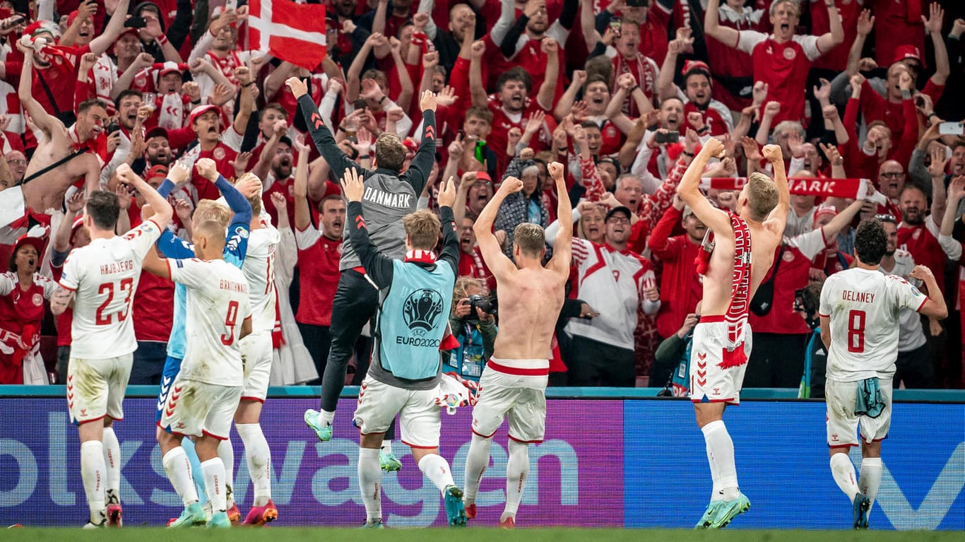 Freude pur: Dänemarks Fußballer feiern mit ihren Fans ausgelassen den nicht mehr für möglich gehaltenen Einzug ins Achtelfinale der EM.