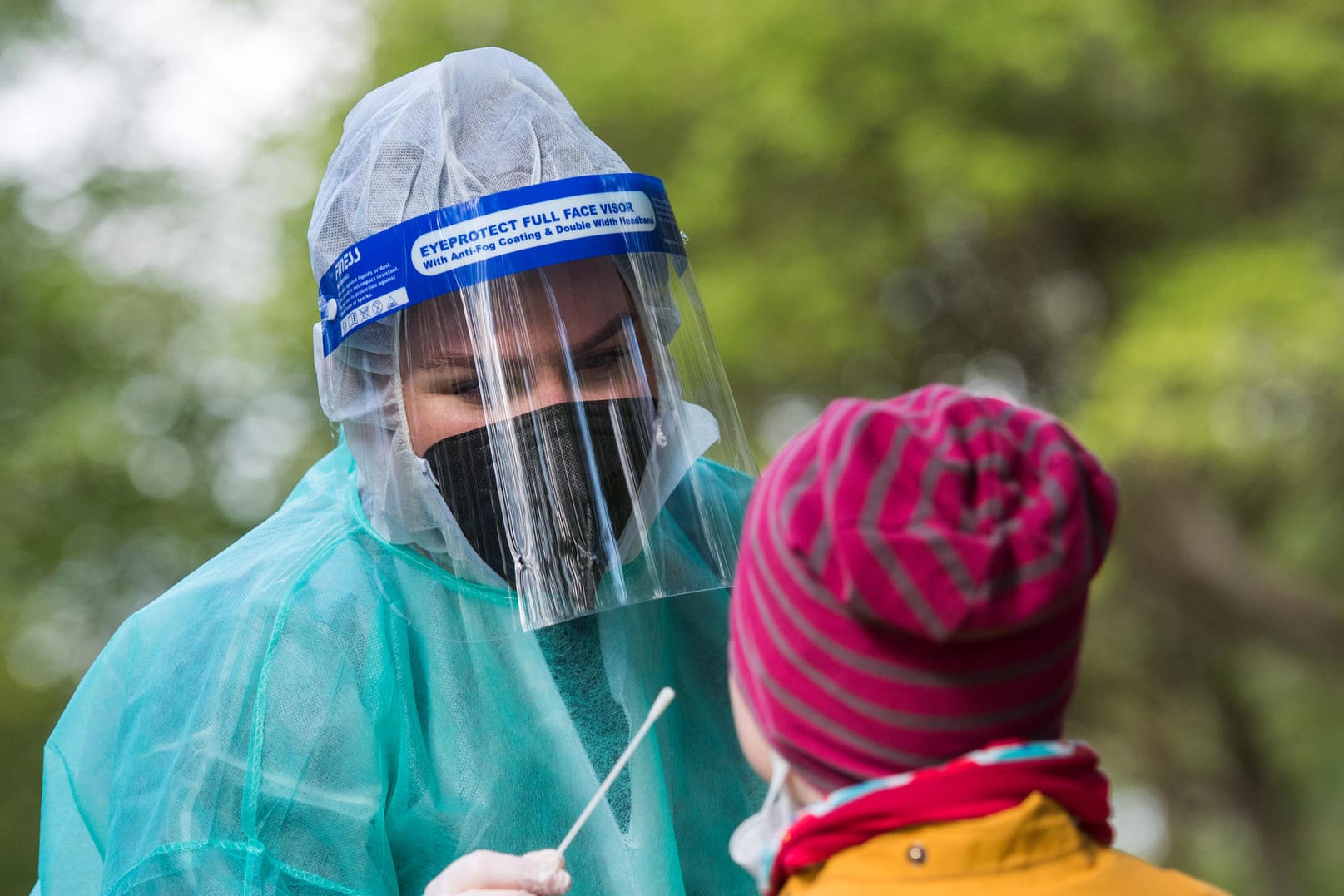 Mitarbeiterin bei einem Corona-Test: Für die Deutschen gewinnt die Pandemie im Vergleich zum Klimawandel an Bedeutung (Symbolfoto).