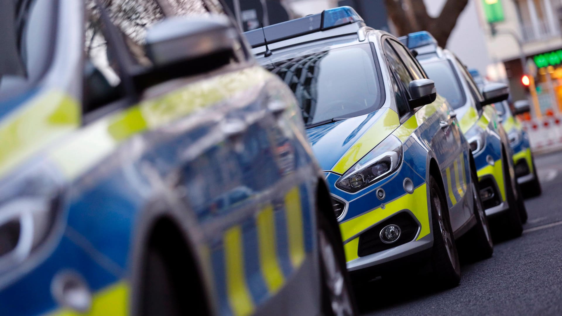 Autos der Kölner Polizei (Symbolbild): Im Rheinland durchsuchte die Polizei am Dienstagmorgen mehrere Wohnungen und gewerbliche Objekte.