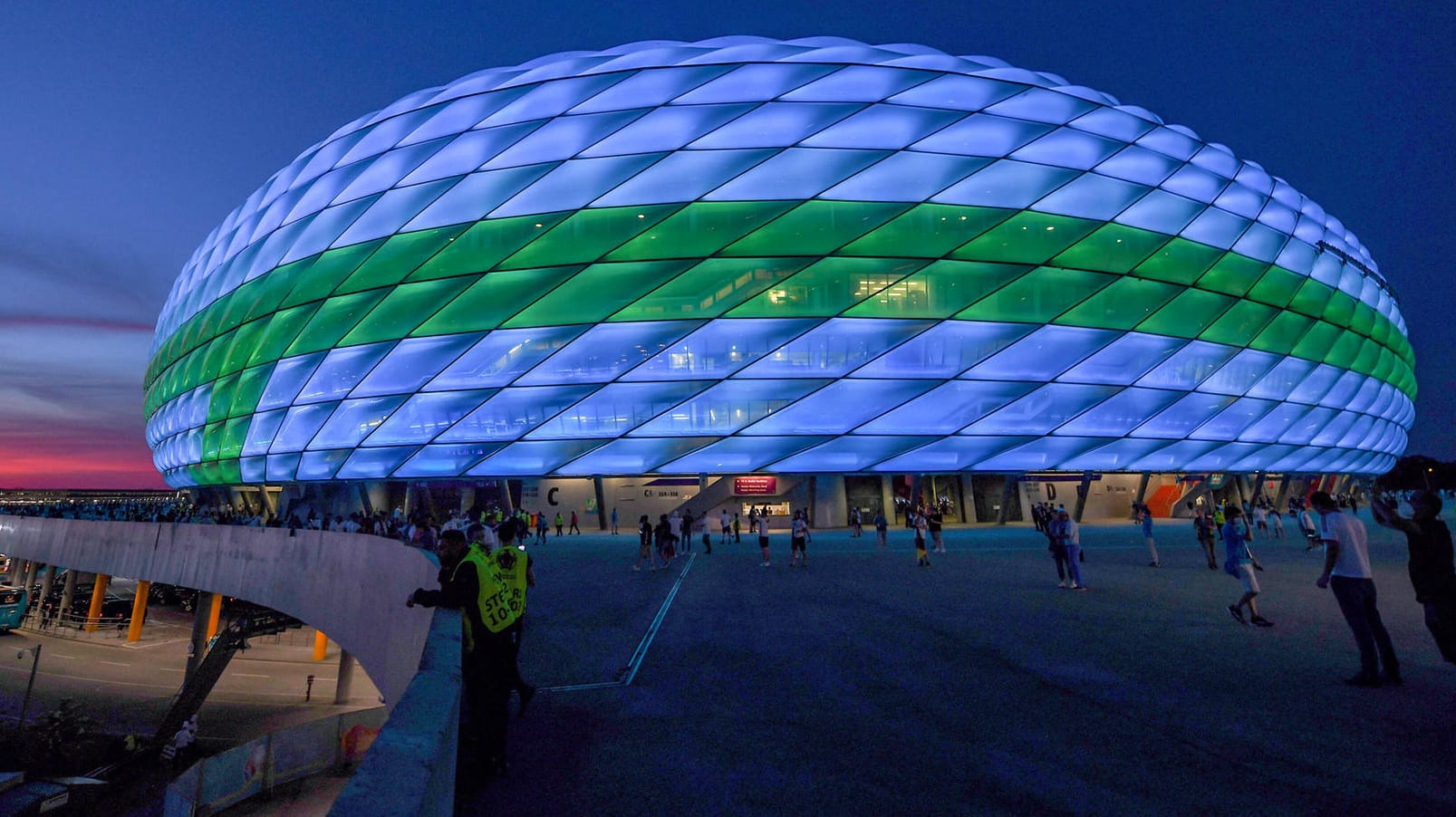 Die Münchner Allianz Arena vor dem Deutschland-Spiel gegen Frankreich: Die Uefa hat nun die geplante Regenbogen-Beleuchtung untersagt.