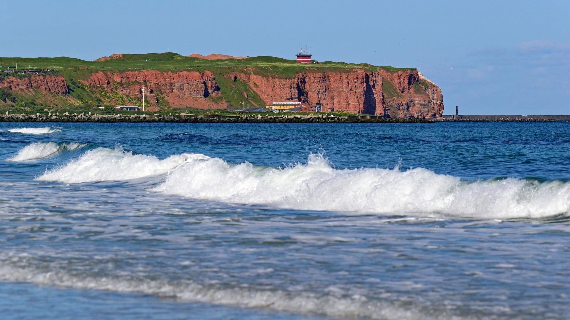 Helgoland: Von der Insel Düne hat man einen guten Ausblick auf die roten Felsen der Hauptinsel.