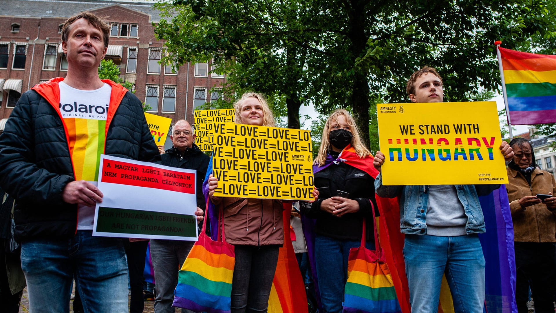 Demonstranten in Amsterdam: In der niederländischen Hauptstadt sind Menschen für die Rechte von Homosexuellen in Ungarn auf die Straße gegangen.