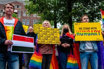 Demonstranten in Amsterdam: In der niederländischen Hauptstadt sind Menschen für die Rechte von Homosexuellen in Ungarn auf die Straße gegangen.