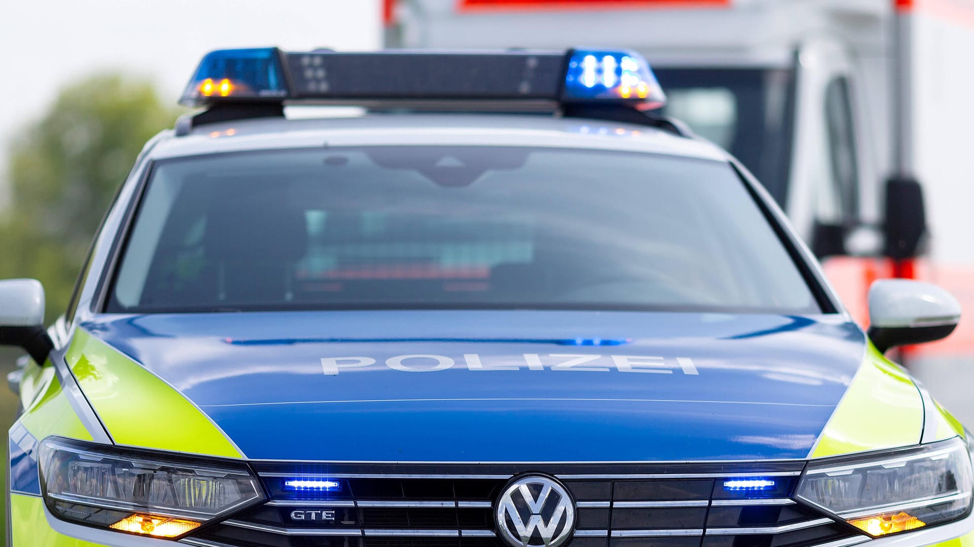 Ein Einsatzfahrzeug der Polizei (Symbolbild): Ein Lkw-Fahrer wurde schwer verletzt.