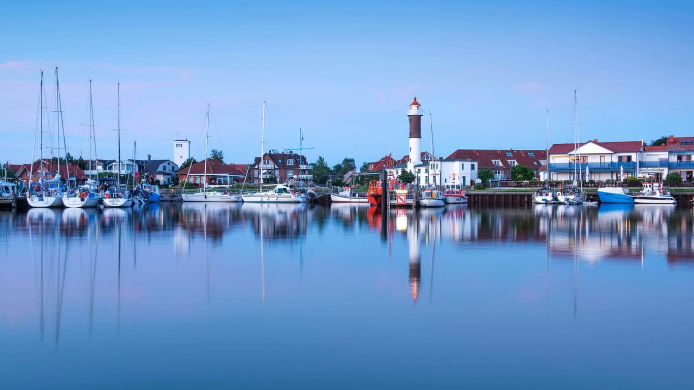 Timmendorf: An den Hafen mit dem alten Leuchten schließt sich der breite Strand an.