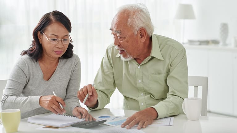 Senioren-Paar sortiert Unterlagen (Symbolbild): Nicht jeder Rentner muss eine Steuererklärung abgeben.