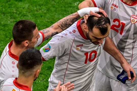 Goran Pandev (M) reagiert bei seiner Auswechslung emotional.