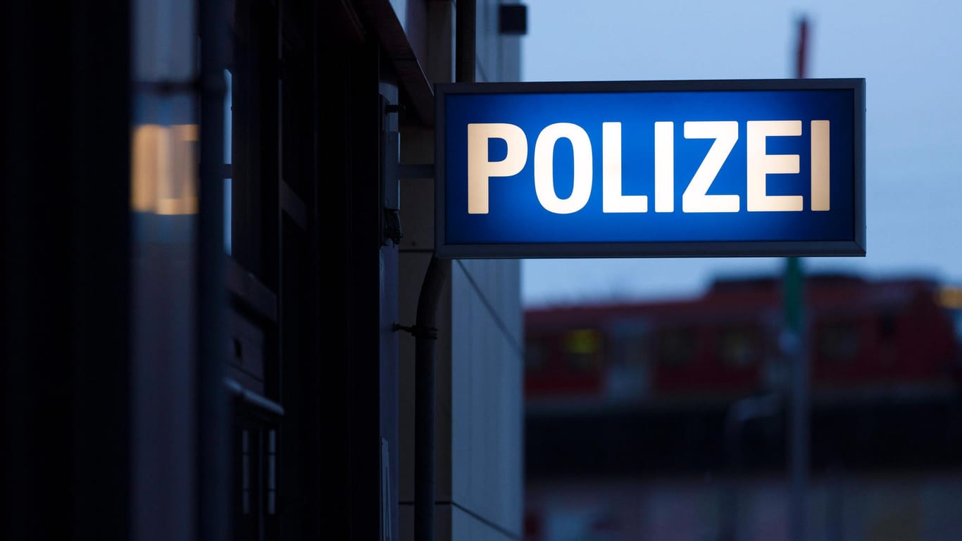 "Polizei" steht auf einem Schild vor einer Polizeiwache (Symbolbild): Die Polizei sucht in Leipzig nach dem unbekannten Angreifer.