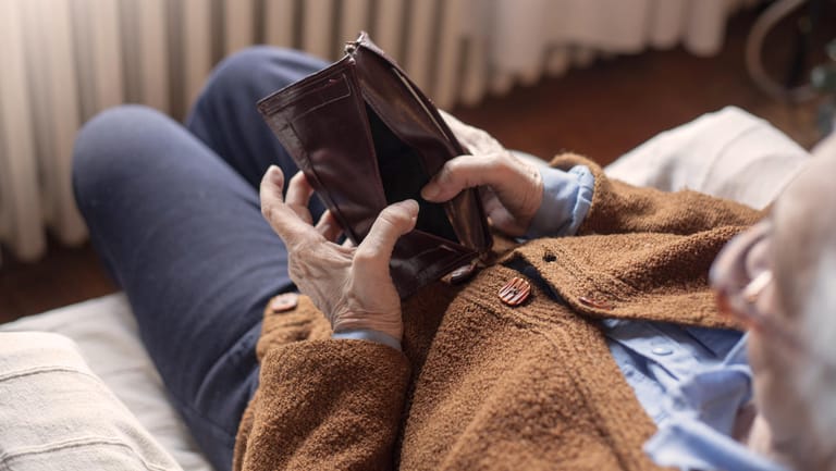 Ältere Frau mit Geldbeutel (Symbolbild): Auf die Witwenrente können auch Steuern fällig werden.