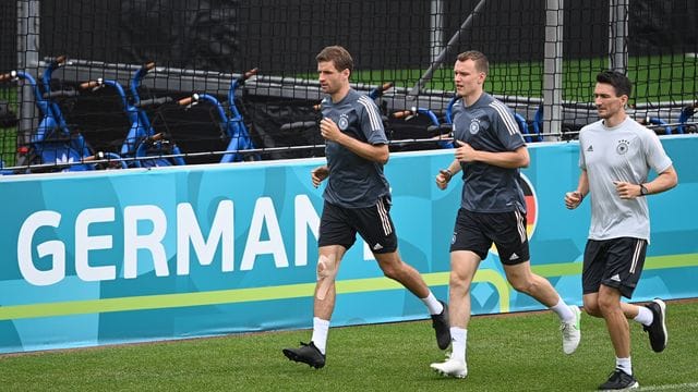 Thomas Müller (l) versuchte sich mit dem ebenfalls angschlagenen Lukas Klostermann (M.