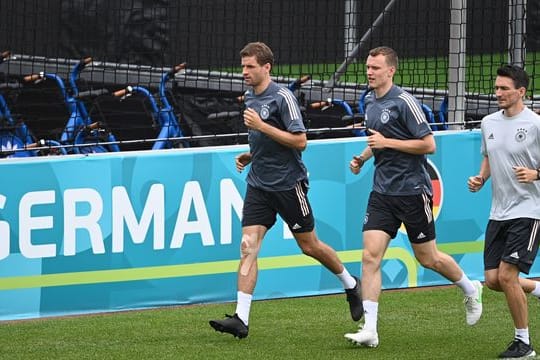 Thomas Müller (l) versuchte sich mit dem ebenfalls angschlagenen Lukas Klostermann (M.