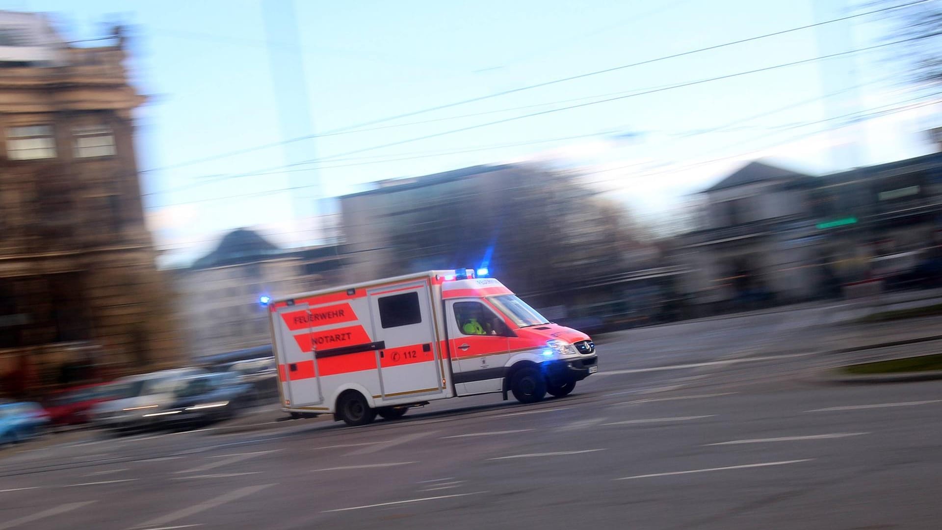 Rettungswagenbei einer Einsatzfahrt (Symbolbild): Die 81-Jährige hat die Fußgängerin beim Abbiegen vermutlich übersehen.