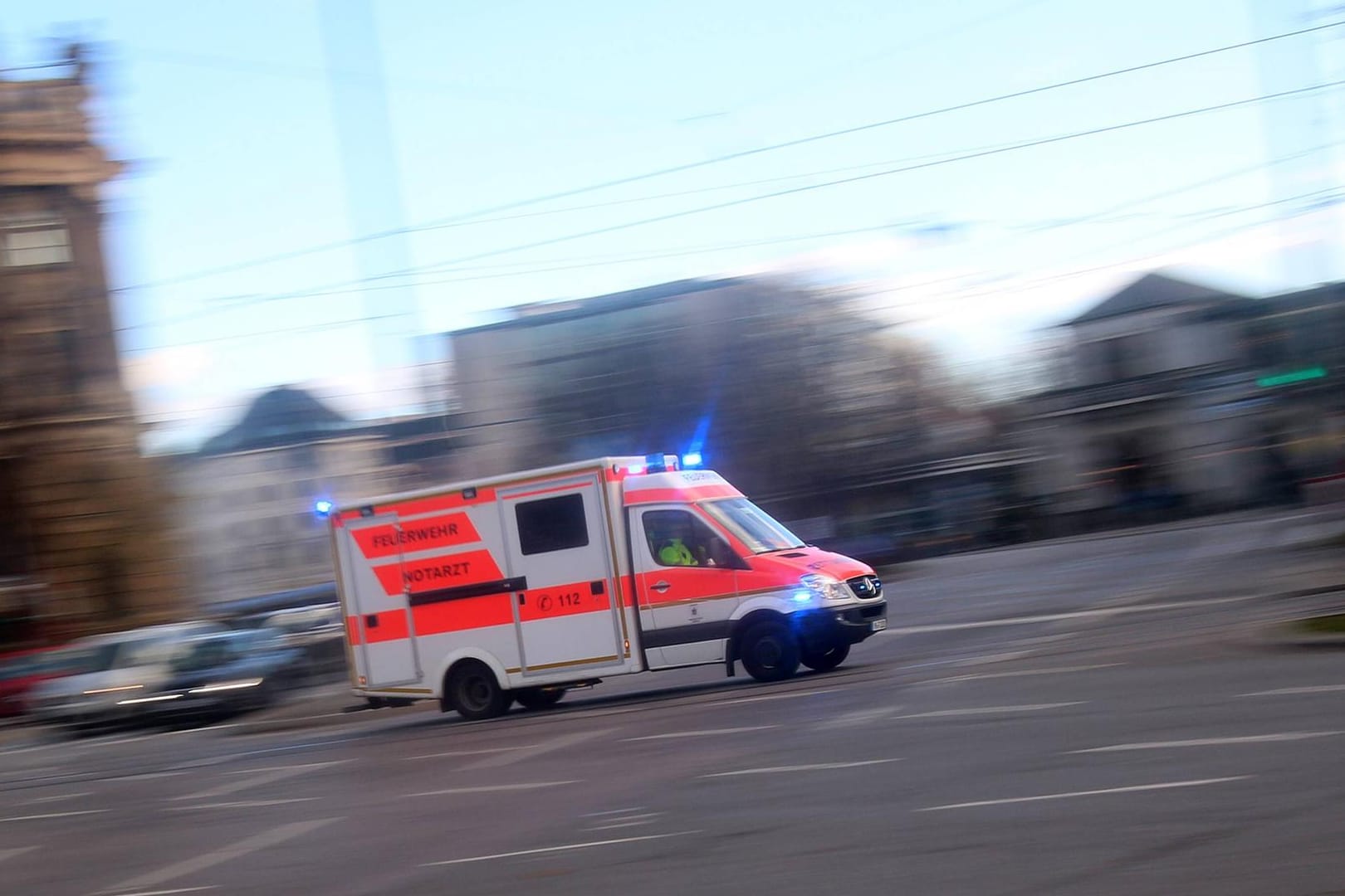 Rettungswagenbei einer Einsatzfahrt (Symbolbild): Die 81-Jährige hat die Fußgängerin beim Abbiegen vermutlich übersehen.