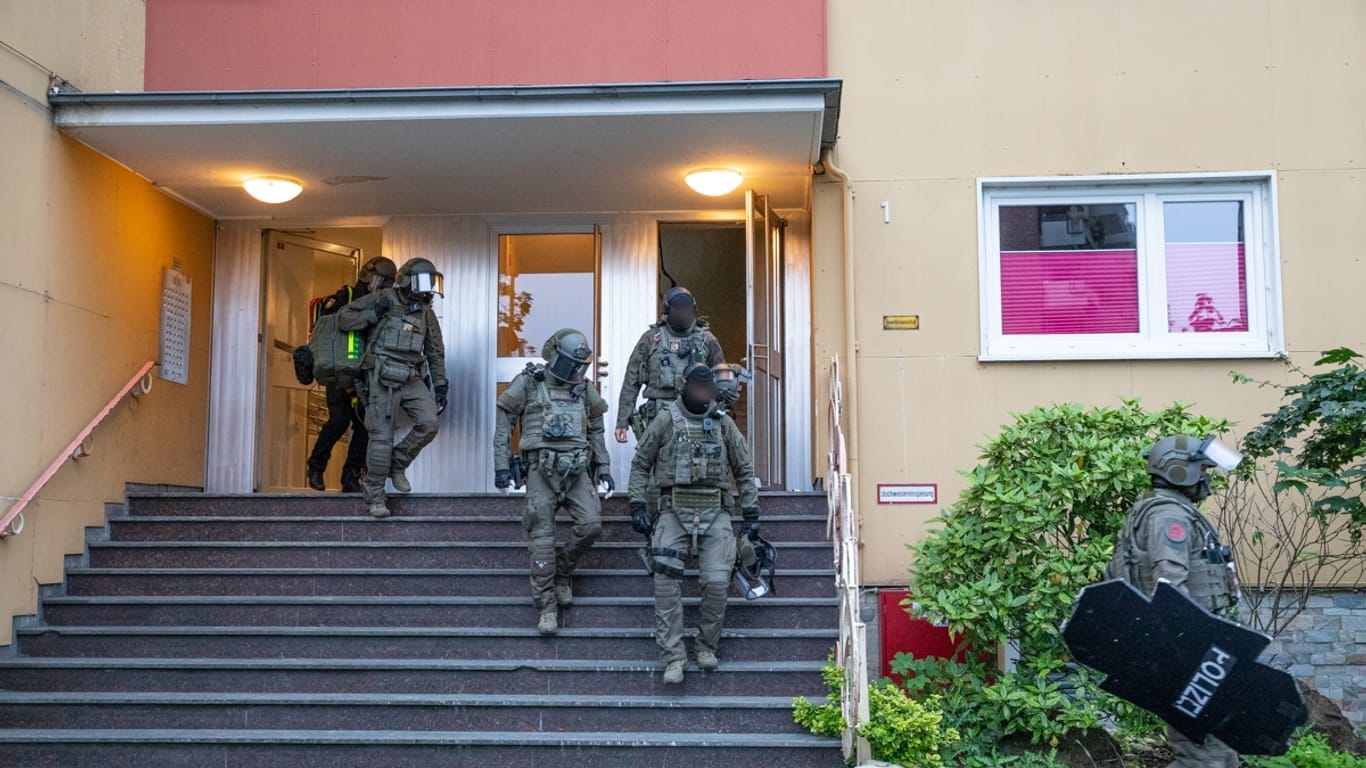 Spezialkräfte verlassen das Haus in Köln-Weidenpesch: Insgesamt fünf Wohnungen durchsuchte die Kölner Polizei am frühen Morgen.
