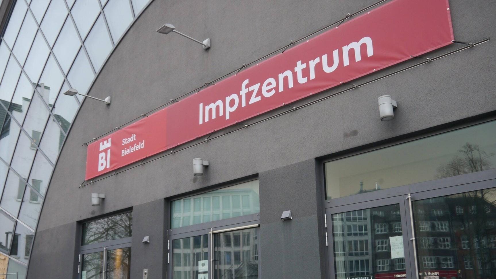 Das Corona-Impfzentrum in der Stadthalle in Bielefeld (Archivbild): Dort können nun auch wieder Erstimpfungen vorgenommen werden. Das Corona-Impfzentrum in der Stadthalle in Bielefeld (Archivbild): Dort können nun auch wieder Erstimpfungen vorgenommen werden.